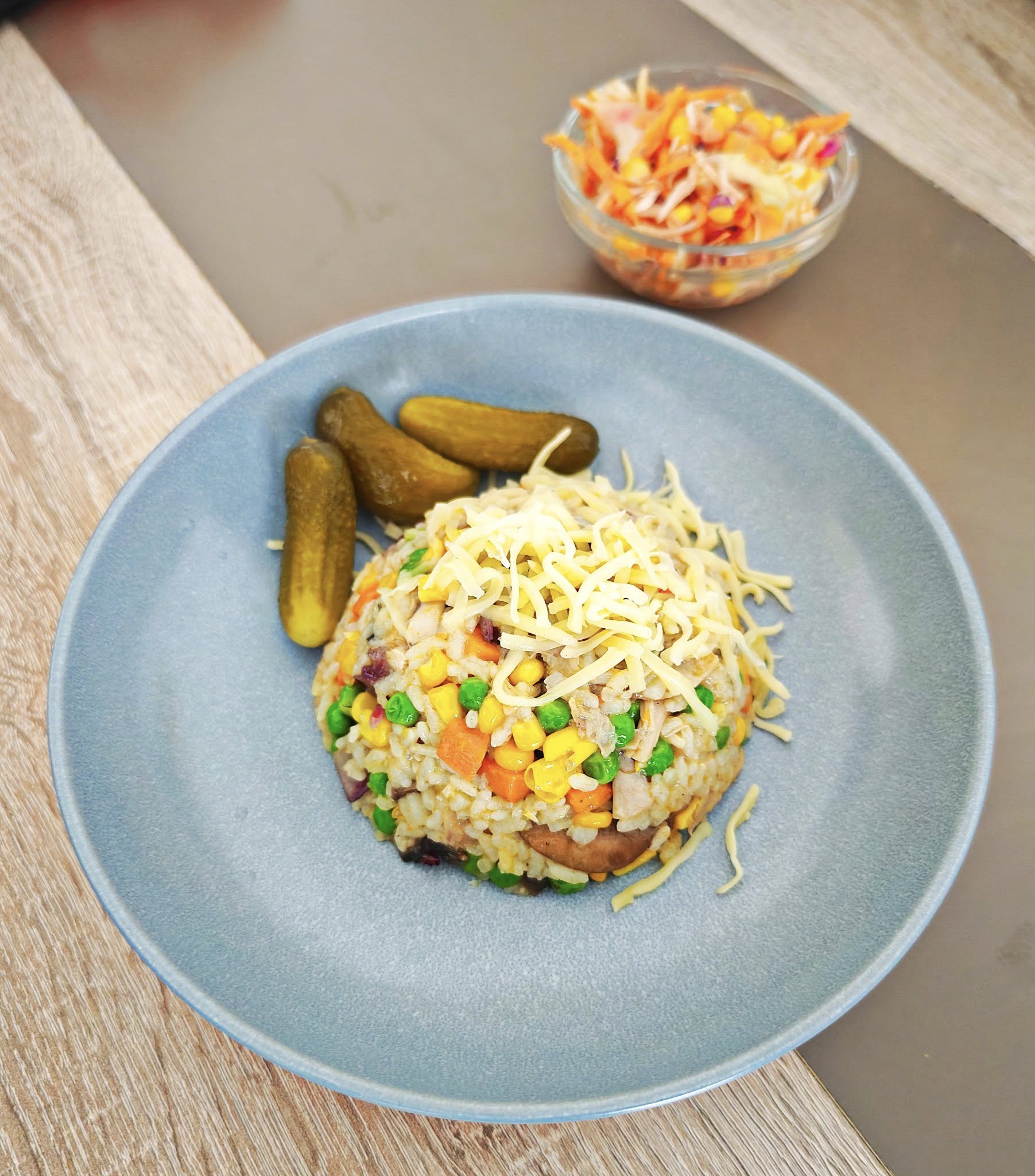 Slovenské kuřecí rizoto z kuřecích stehen se zeleninou a sýrem