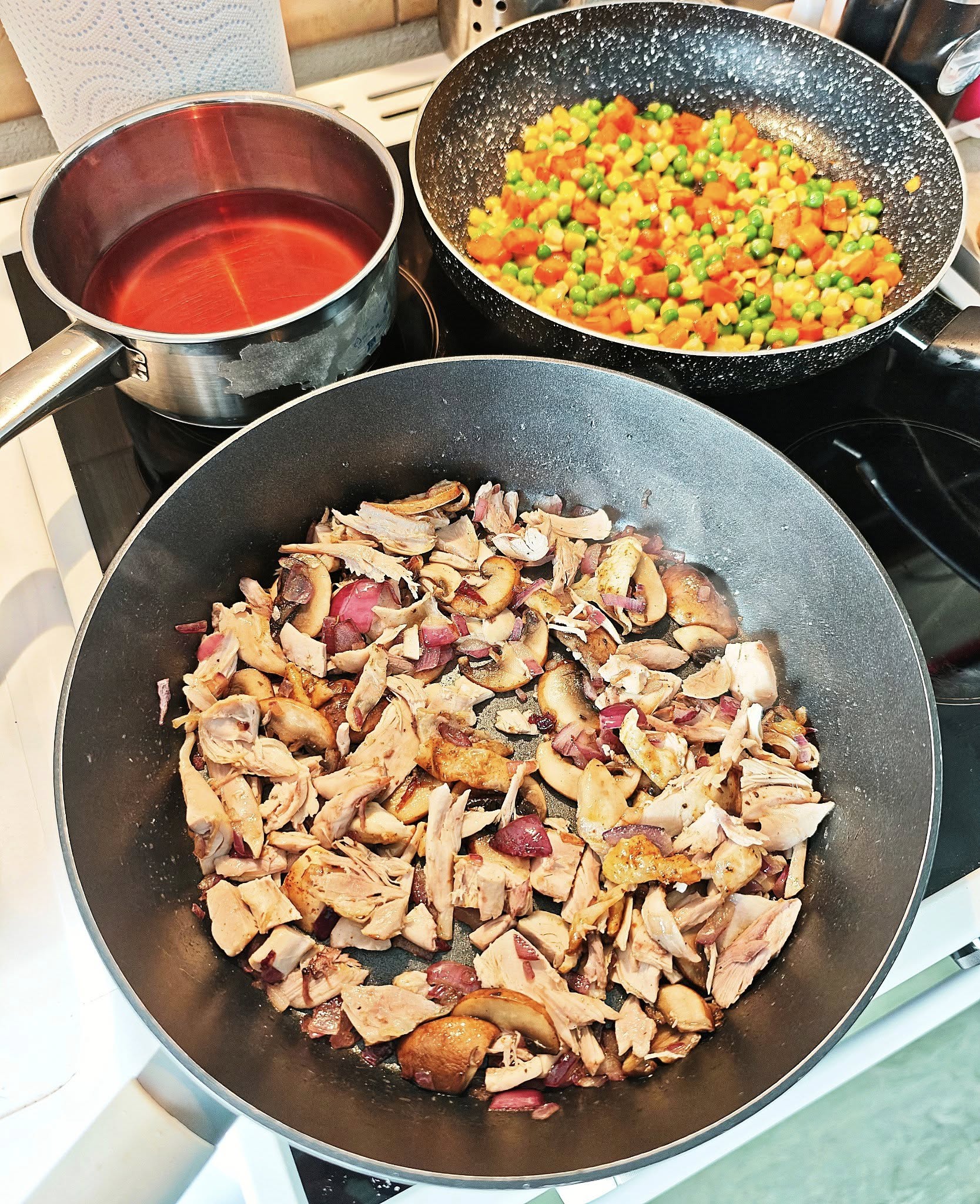 Slovenské kuřecí rizoto z kuřecích stehen se zeleninou a sýrem