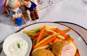 Smažený stočený sýr se šunkou a zeleninovými hranolkami Smažený stočený sýr se šunkou a zeleninovými hranolkami