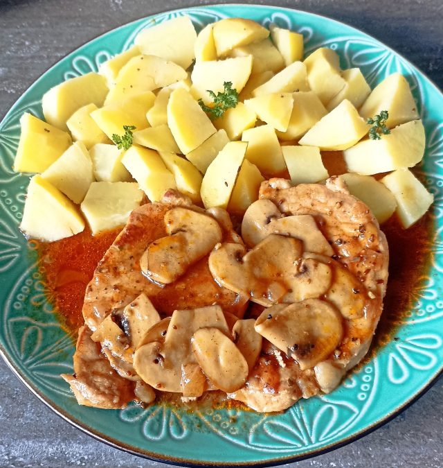 Vepřové kotlety na žampionech s bramborem Vepřové kotlety na žampionech s bramborem