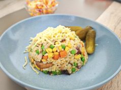 Slovenské kuřecí rizoto z kuřecích stehen se zeleninou a sýrem Slovenské kuřecí rizoto z kuřecích stehen se zeleninou a sýrem