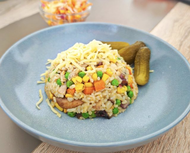 Slovenské kuřecí rizoto z kuřecích stehen se zeleninou a sýrem Slovenské kuřecí rizoto z kuřecích stehen se zeleninou a sýrem