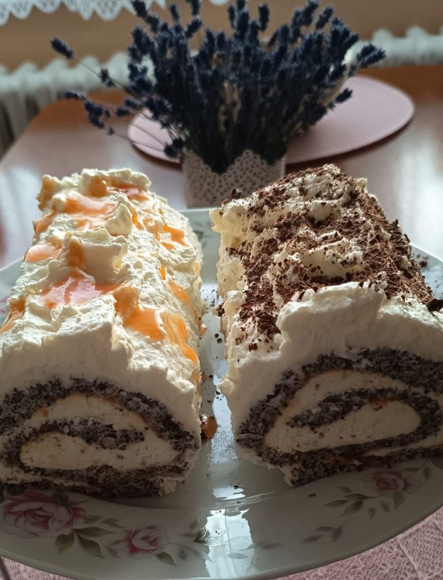 Maková roláda s tvarohovým krémem a marmeládou