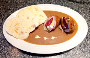 Vepřový závitek s hořčicovo-slaninovou omáčkou Vepřový závitek s hořčicovo-slaninovou omáčkou a houskovým knedlíkem 🥩🇨🇿