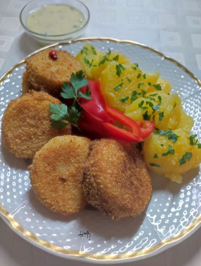 Smažená cuketa s bramborami s petrželkou a domácí tatarkou