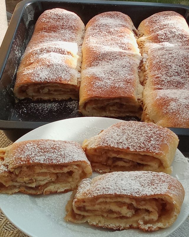Jablečné kynuté záviny: vláčné, voňavé a plné skořicové náplně