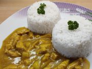 Kuřecí na kari s jablkem a rýží – jednoduchý recept z jedné pánve Kuřecí na kari s jablkem a rýží – jednoduchý recept z jedné pánve