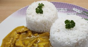 Kuřecí na kari s jablkem a rýží – jednoduchý recept z jedné pánve