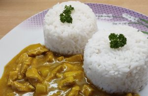 Kuřecí na kari s jablkem a rýží – jednoduchý recept z jedné pánve Kuřecí na kari s jablkem a rýží – jednoduchý recept z jedné pánve