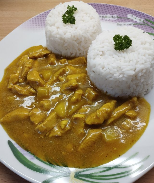 Kuřecí na kari s jablkem a rýží – jednoduchý recept z jedné pánve Kuřecí na kari s jablkem a rýží – jednoduchý recept z jedné pánve