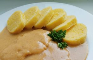 Vepřové plátky na hořčici s bramborovým knedlíkem: tradiční český oběd plný chuti