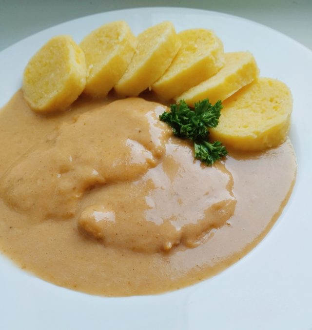 Vepřové plátky na hořčici s bramborovým knedlíkem: tradiční český oběd plný chuti