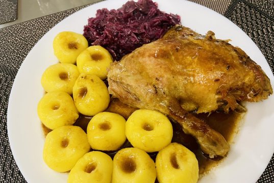 Pečená kachna s červeným zelím a bramborovými kluski Pečená kachna s červeným zelím a bramborovými kluski