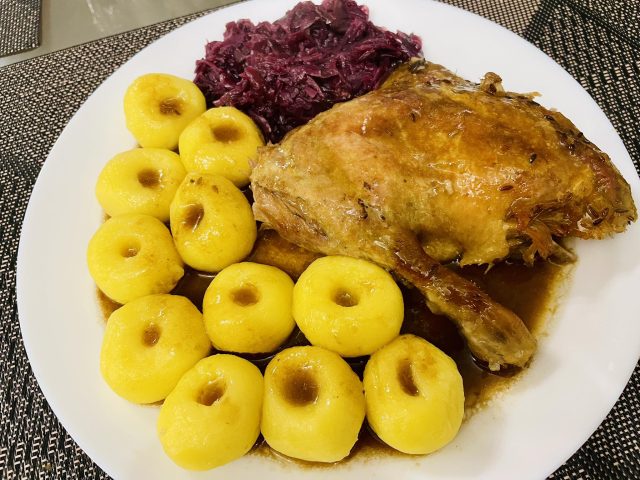 Pečená kachna s červeným zelím a bramborovými kluski