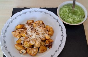 Květák pečený s bramborami, slaninou a parmazánem: Jednoduchá večeře z jednoho plechu Květák pečený s bramborami, slaninou a parmazánem: Jednoduchá večeře z jednoho plechu