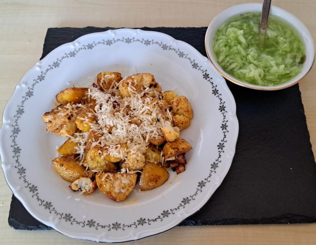 Květák pečený s bramborami, slaninou a parmazánem: Jednoduchá večeře z jednoho plechu