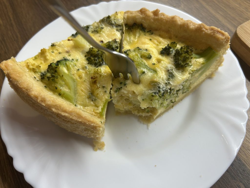 Jednoduchý brokolicový quiche se sýrem