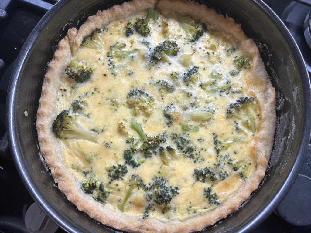 Jednoduchý brokolicový quiche se sýrem