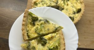 Jednoduchý brokolicový quiche se sýrem Jednoduchý brokolicový quiche se sýrem