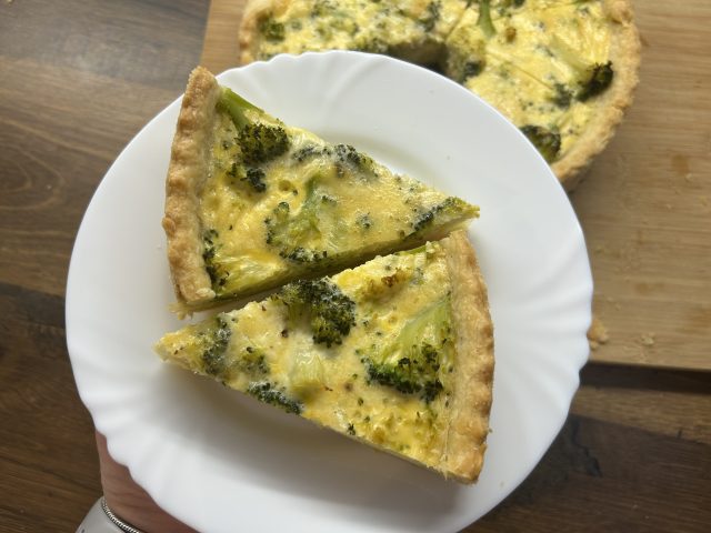 Jednoduchý brokolicový quiche se sýrem Jednoduchý brokolicový quiche se sýrem
