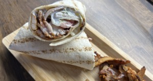 Domácí kuřecí kebab Šťavnatý domácí kuřecí kebab s jogurtovou marinádou
