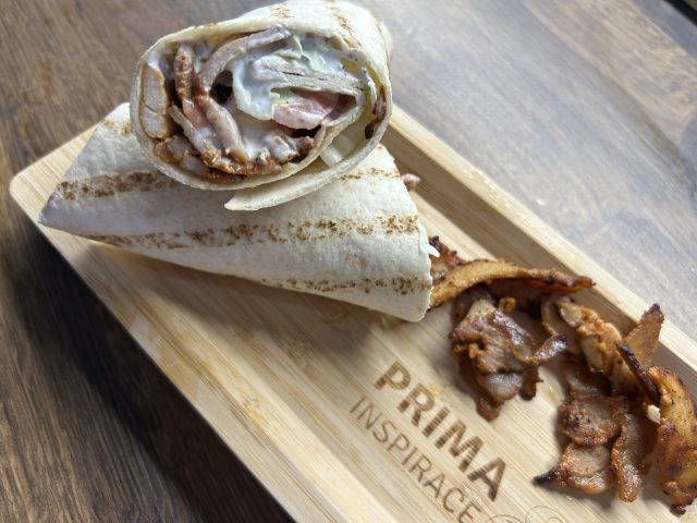 Šťavnatý domácí kuřecí kebab s jogurtovou marinádou