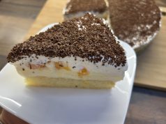 Florida – mandarinkový dezert s vanilkovým krémem a šlehačkou Florida řezy – lehký a svěží ovocný dezert s krémem a šlehačkou