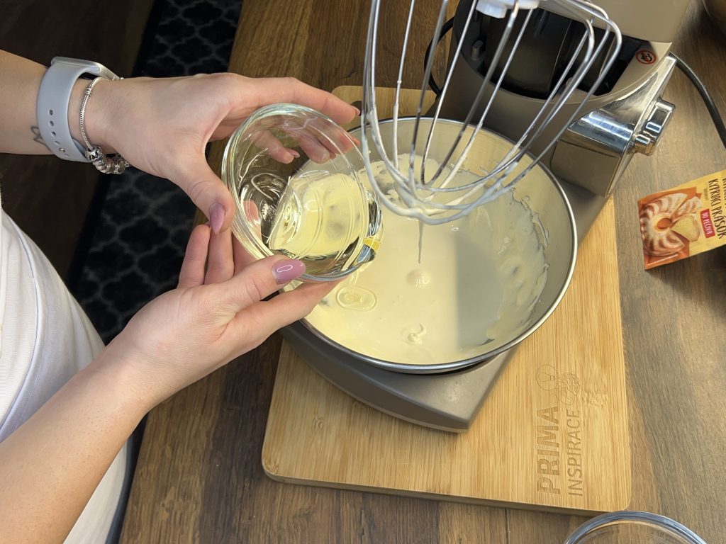 Florida – svěží mandarinkový dezert s vanilkovým krémem a šlehačkou