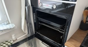 Trik zkušených hospodyněk: směs na čištění trouby, která funguje rychleji než chemie