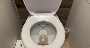 Tajná metoda, kterou využívají profesionální uklízečky: i extrémně zanesená toaleta se vyčistí téměř sama. Potřebujete jen dvě běžné suroviny