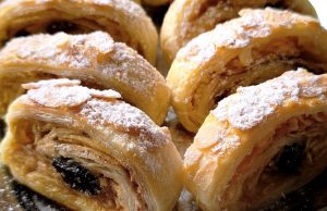 Jablečné rolky z listového těsta, které si snadno a rychle připravíte Jablečné rolky z listového těsta – rychlé, voňavé a krásně propečené