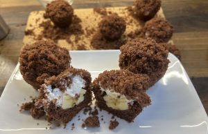 Krtkovy muffiny s banánem a šlehačkou: mini verze oblíbeného dortu, která potěší malé i velké