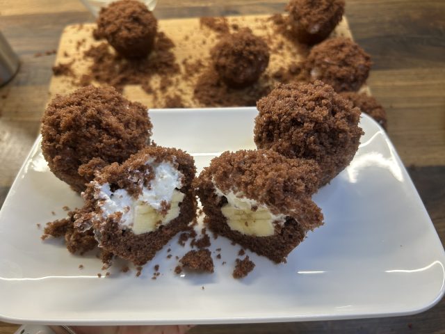 Krtkovy muffiny s banánem a šlehačkou: mini verze oblíbeného dortu, která potěší malé i velké