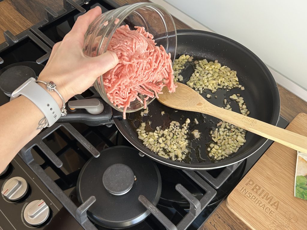 Domácí lasagne s boloňskou omáčkou a bešamelem