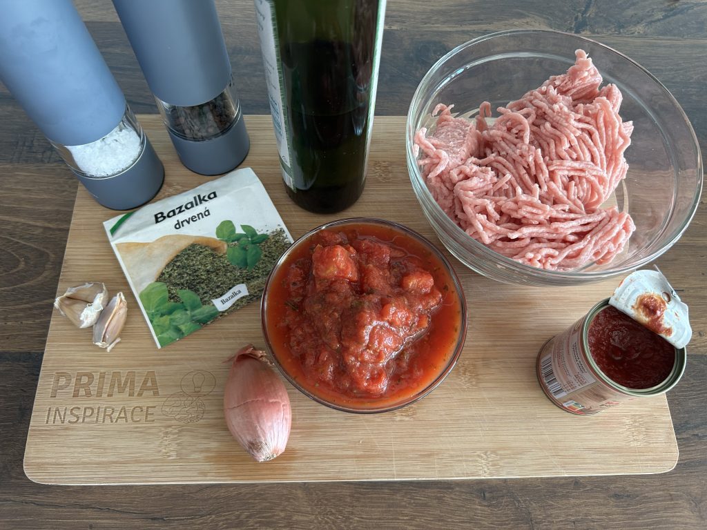 Domácí lasagne s boloňskou omáčkou a bešamelem