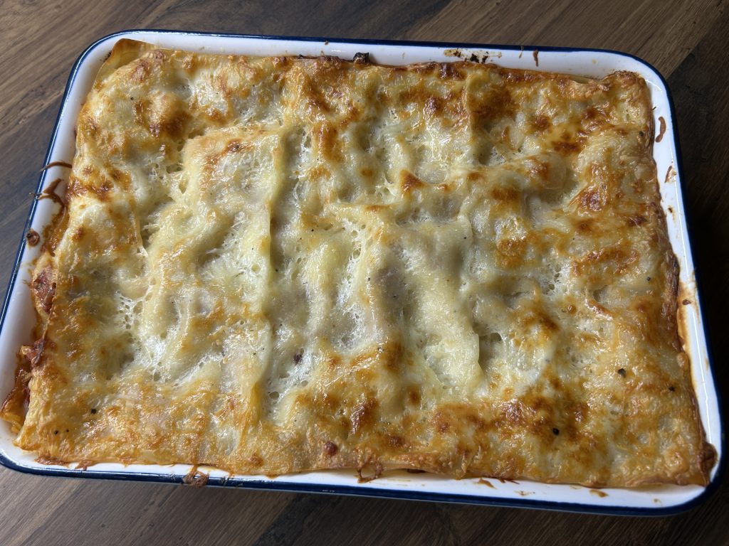 Domácí lasagne s boloňskou omáčkou a bešamelem