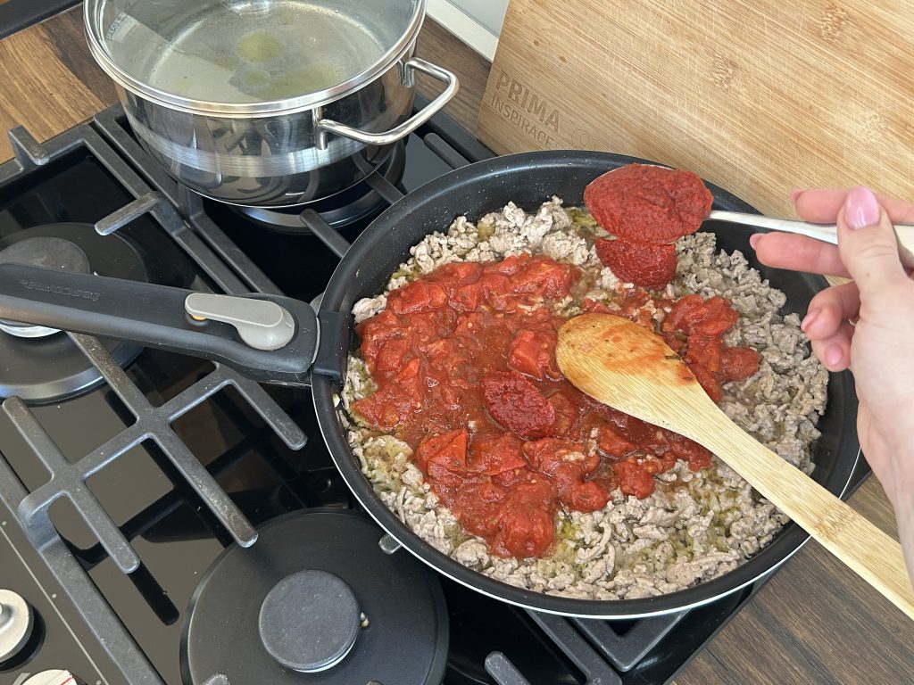 Domácí lasagne s boloňskou omáčkou a bešamelem