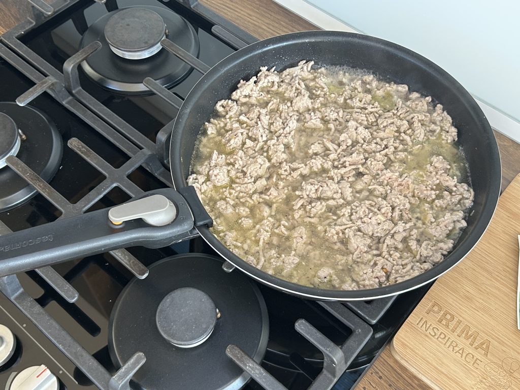 Domácí lasagne s boloňskou omáčkou a bešamelem