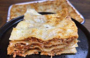 Domácí lasagne s boloňskou omáčkou a bešamelem Domácí lasagne s boloňskou omáčkou a bešamelem | Prima Inspirace