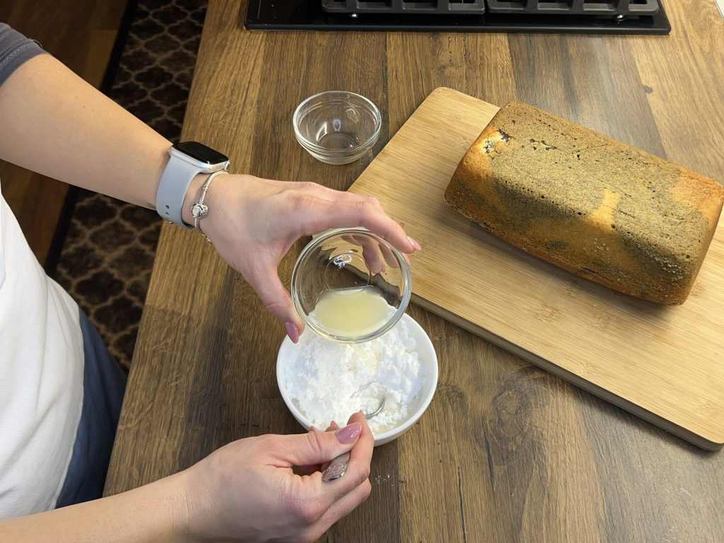 Makový chlebíček s citronovou polevou