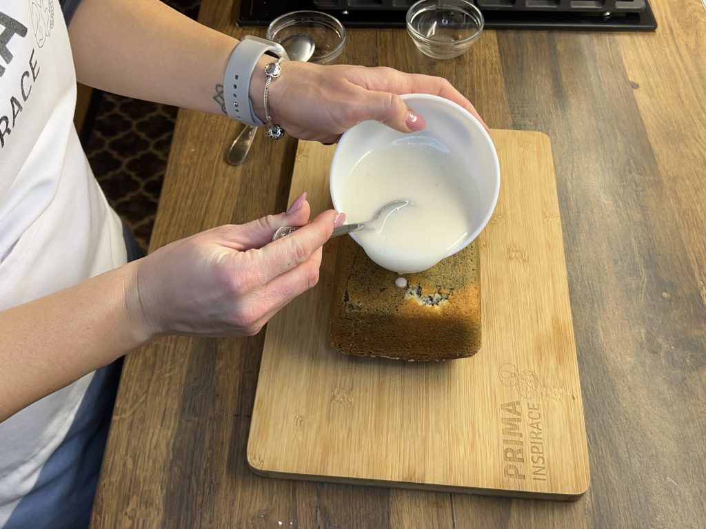 Makový chlebíček s citronovou polevou