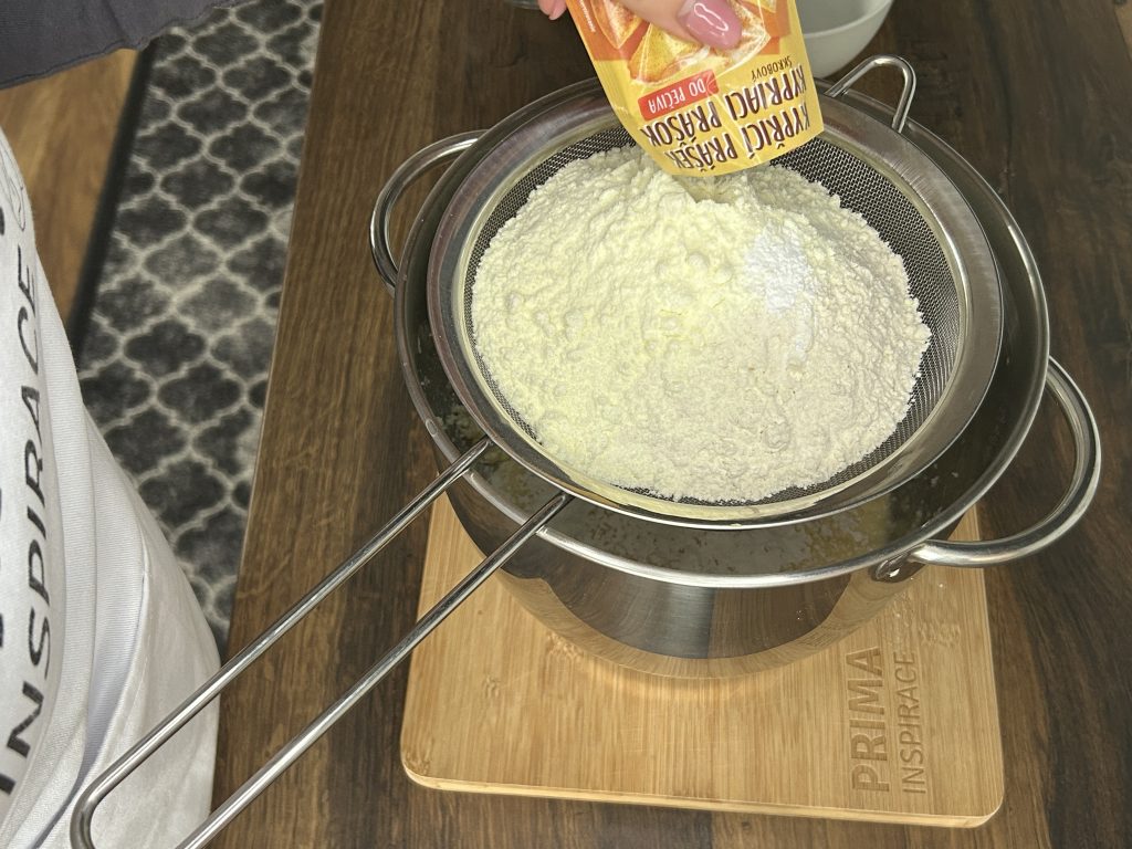 Pomerančová bábovka s voňavým sirupem