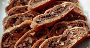 Perníkový závin s povidly a ořechy – vláčný, voňavý a ideální nejen na Vánoce Perníkový závin s povidly a ořechy: vláčný, voňavý a ideální i jako vánoční pečivo