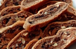 Perníkový závin s povidly a ořechy: vláčný, voňavý a ideální i jako vánoční pečivo