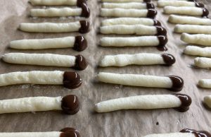 Sirky – vánoční cukroví, které potěší každého milovníka kokosu a čokolády Sirky máčené v čokoládě – luxusní kokosové cukroví bez pečení