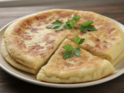 Recept na skvělé česnekové placky plněné sýrem a tvarohem: Snadná a rychlá příprava! Česnekové placky plněné sýrem a tvarohem – rychlá večeře bez kynutí