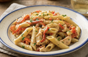 Krémové těstoviny s kuřecím masem a zeleninou – rychlý oběd hotový do 30 minut Krémové těstoviny s kuřecím masem a zeleninou – rychlý oběd hotový do 30 minut