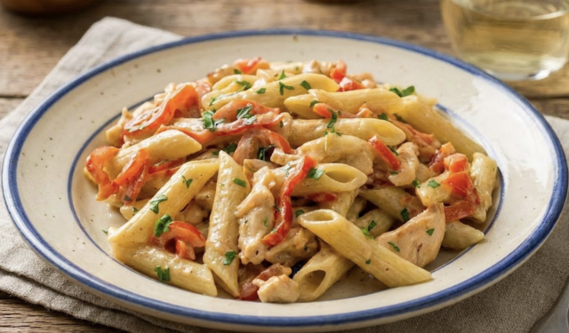 Krémové těstoviny s kuřecím masem a zeleninou – rychlý oběd hotový do 30 minut