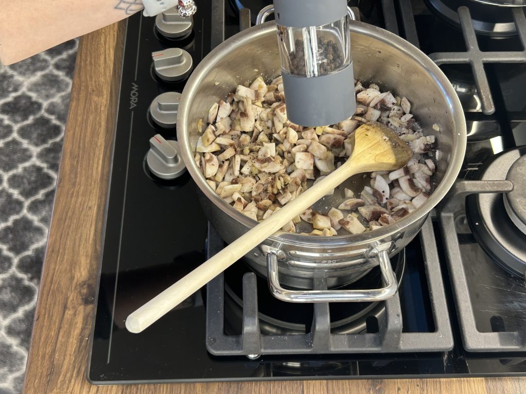 Těstoviny se žampionovou omáčkou