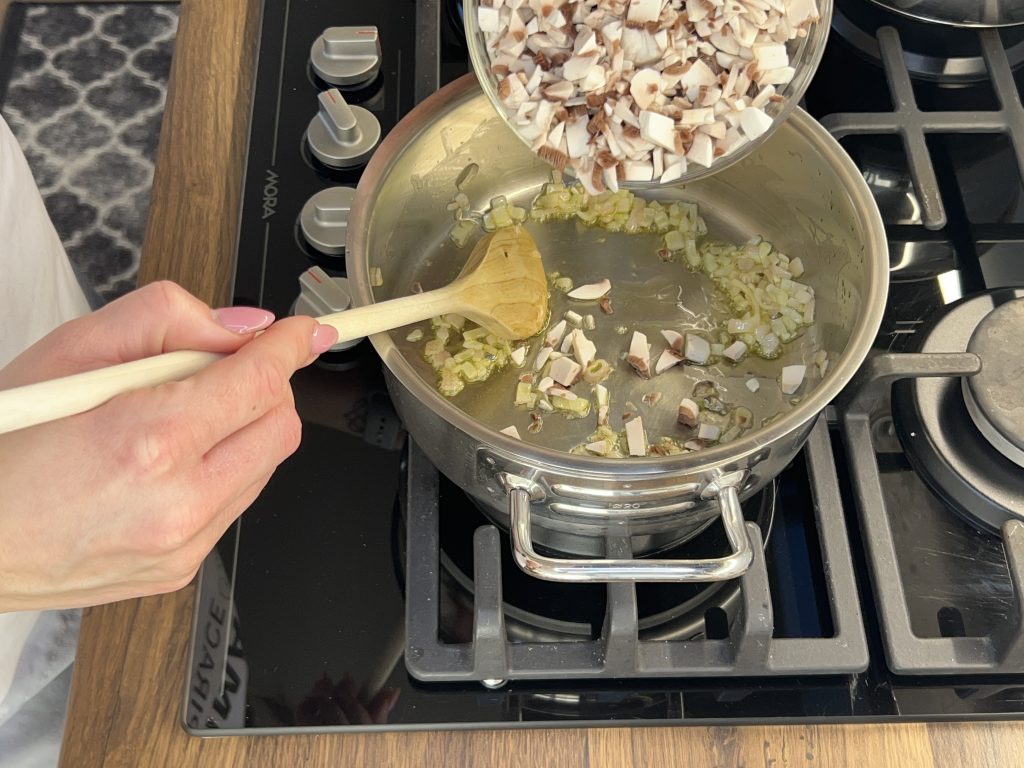 Těstoviny se žampionovou omáčkou